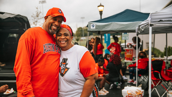 Alumni couple tailgating before the game