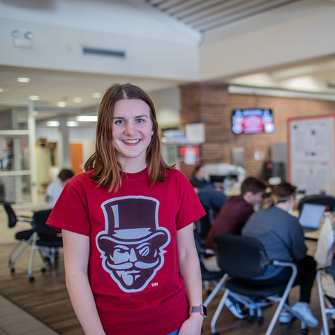 Student in Govs Head t shirt in the Honors Commons